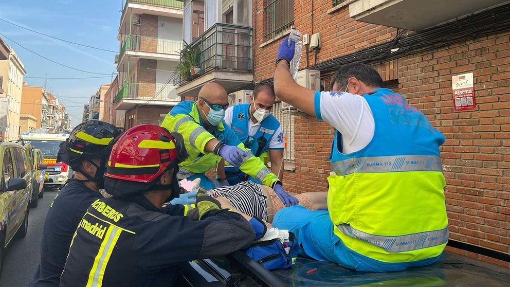 Cae desde la terraza de un segundo piso mientras regaba y salva la vida al chocar contra el techo de un coche en Madrid. EMERGENCIAS 112