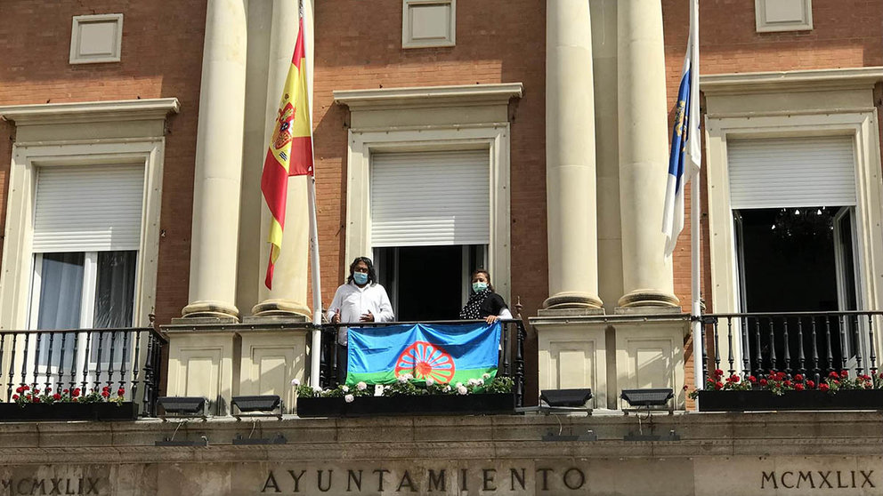 La bandera gitana en la fachada del ayuntamiento de la capital. AYUNTAMIENTO DE HUELVA