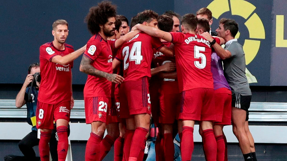 Los jugadores del Club Atlético Osasuna celebran su primer gol durante el partido de Liga que enfrenta al Cádiz CF y el Osasuna en el estadio Nuevo Mirandilla. EFE