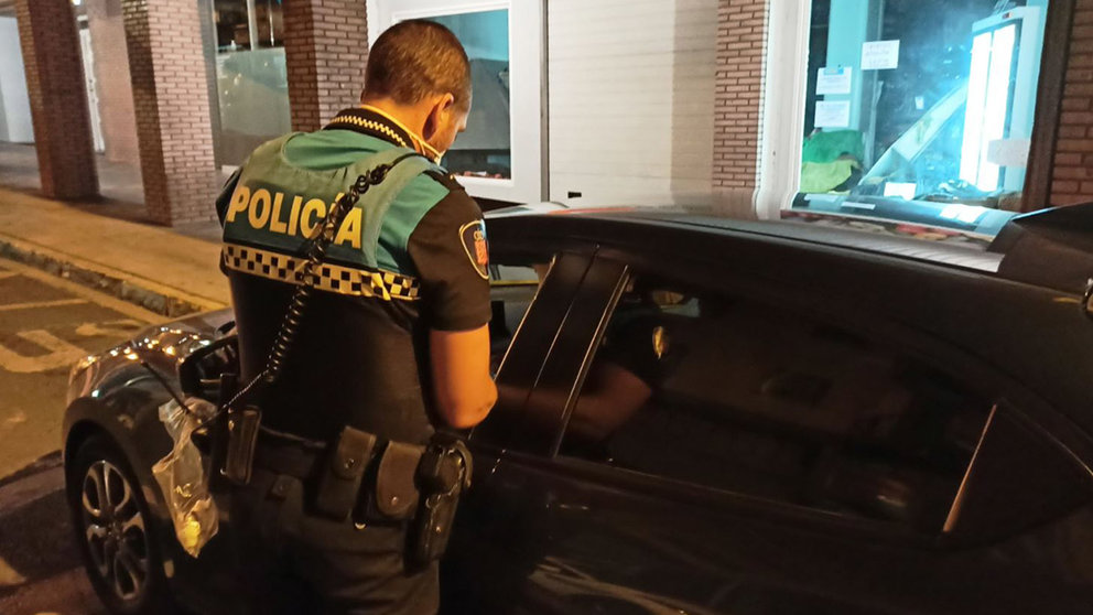 Agentes de policía inmovilizan un vehículo. POLICÍA LOCAL DE TUDELA