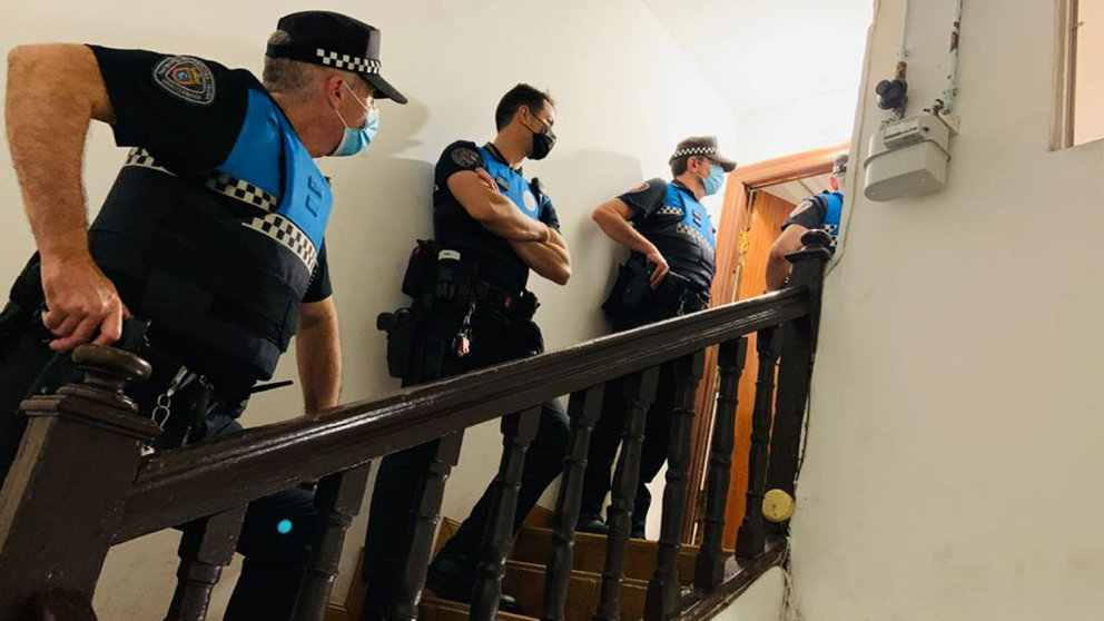 Agentes de la Policía Municipal de Pamplona intervienen en una fiesta en un piso PMP