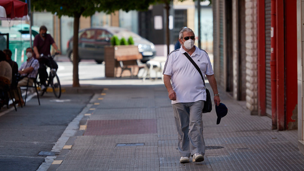 Un hombre con mascarilla camina por la calle en los ultimos dia del verano de 2021 durante la crisis del coronavirus en la Comunidad Foral. MIGUEL OSÉS