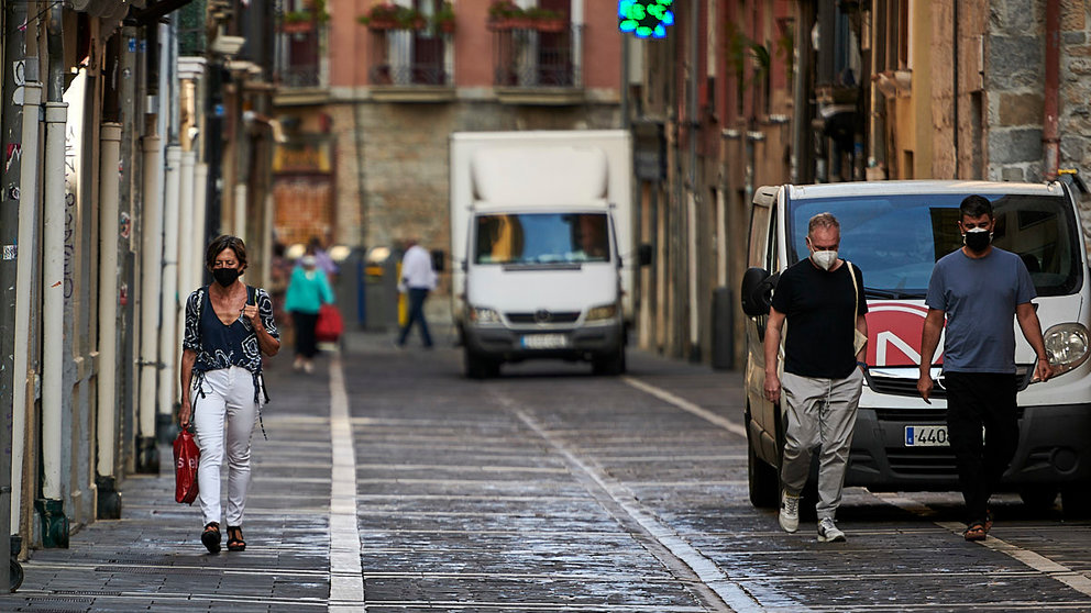 Varias personas con mascarilla caminan por una calle del Casco Viejo de Pamplona. PABLO LASAOSA