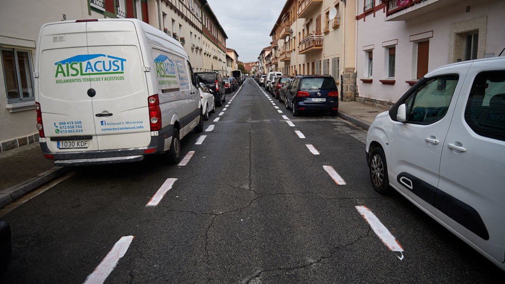 Nueva zona azul en el barrio de la Chantrea de Pamplona. MIGUEL OSÉS