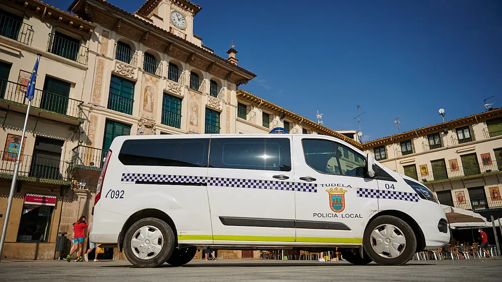 Policía Municipal patrullando Tudela. PABLO LASAOSa