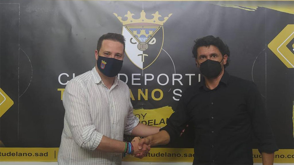 Alejandro Toquero y Alejandro Girardi sellan el acuerdo con un apretón de manos. AYUNTAMIENTO DE TUDELA