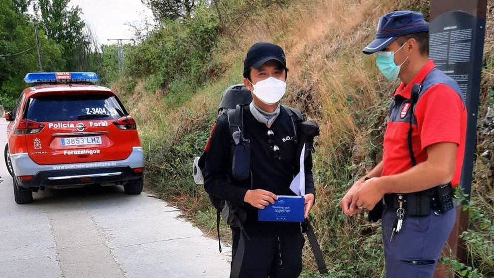 La Policía Foral devuelve la cartera al peregrino coreano que la había perdido en Cirauqui. POLICÍA FORAL