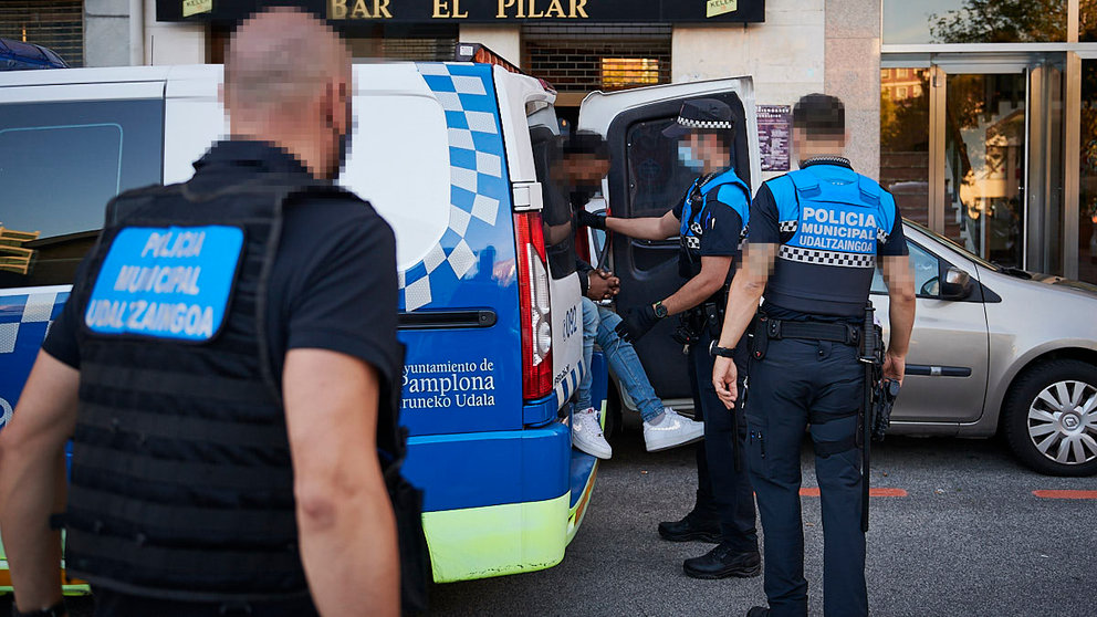 Policía Municipal de Pamplona junto a Policía Nacional detiene a una persona integrante de una banda. P. L.