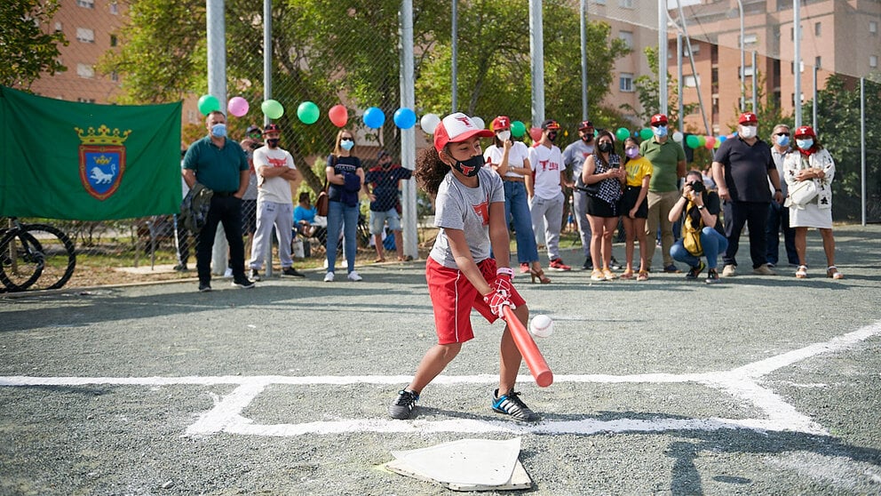 Inauguración del nuevo campo de softbol construido en el barrio de la Rochapea. PABLO LASAOSA