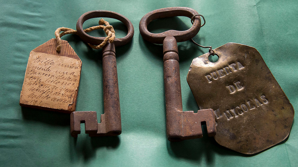 Antiguas llaves recuperadas por Traperos de Emaús y que abrían dos portales de las murallas de Pamplona. AYUNTAMIENTO DE PAMPLONA