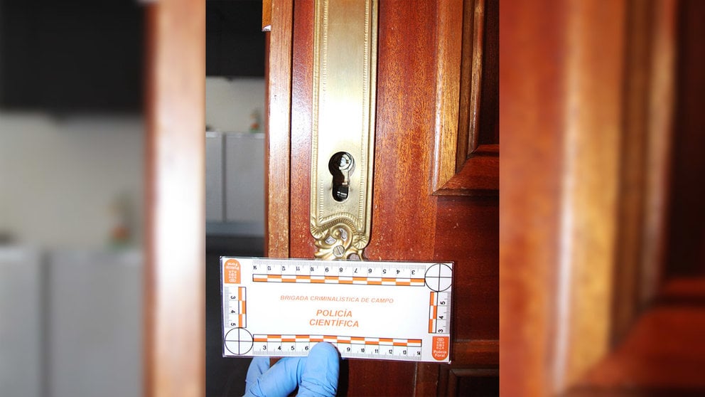 Una cerradura forzada por un robo en Pamplona. POLICÍA FORAL