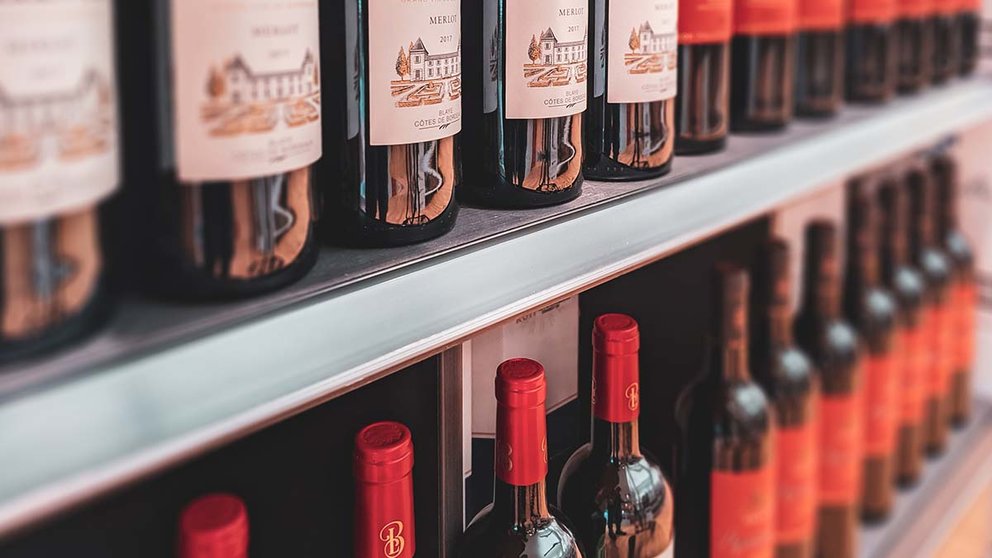 Botellas de vino en el estante de un supermercado. ARCHIVO