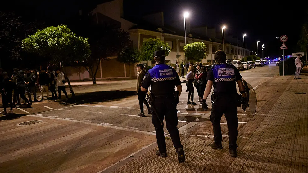 La Polic&iacute;a Municipal de Anso&aacute;in interviene durante las no fiestas de 2021. PABLO LASAOSA