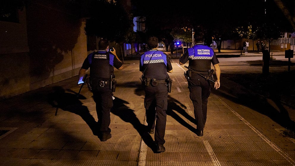 La Policía Municipal de Ansoáin interviene durante las no fiestas de 2021. PABLO LASAOSA