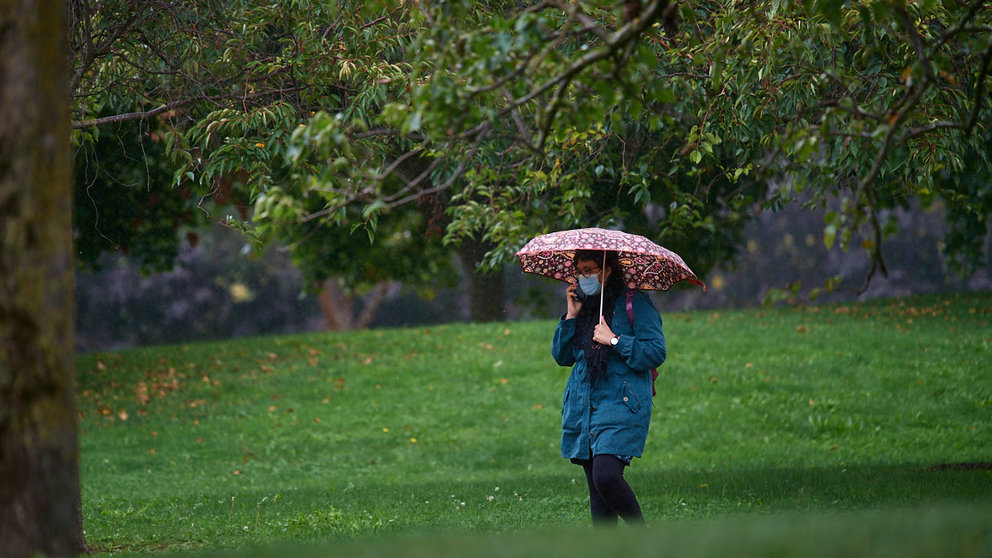 Una mujer camina con un paraguas bajo la lluvia durante uno de los primeros dias del otoño de 2021. MIGUEL OSÉS