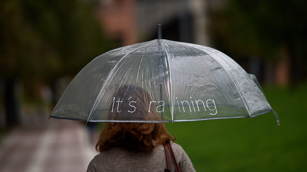 Una mujer camina con un paraguas bajo la lluvia durante uno de los primeros dias del otoño de 2021. MIGUEL OSÉS