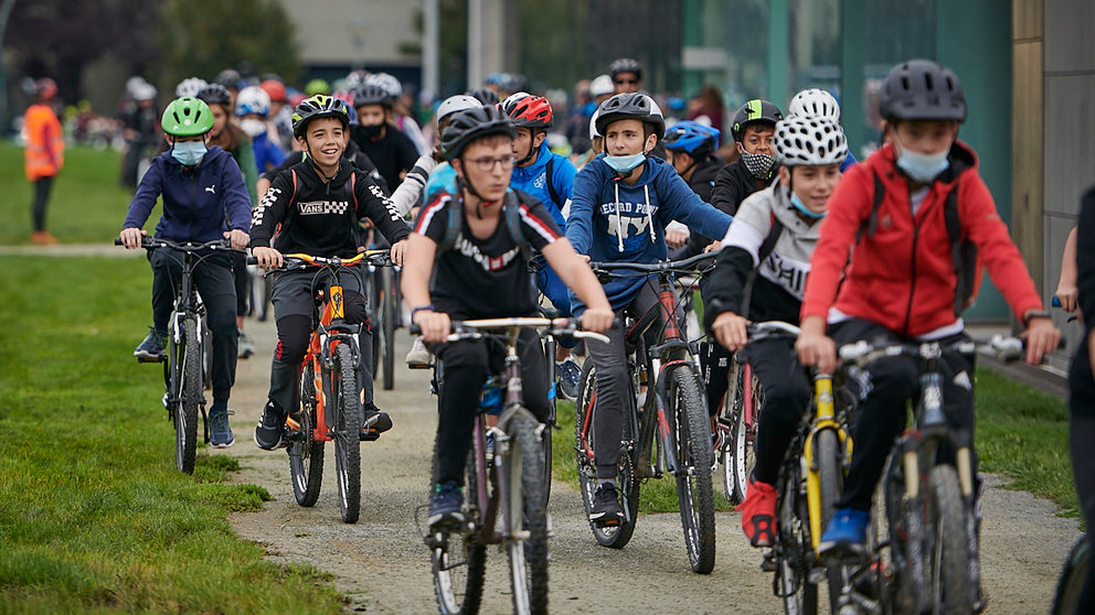 Un millar de escolares pertenecientes a doce colegios de la ciudad participan en la 'bicicletada escolar', organizada por el Ayuntamiento de Pamplona en el marco de la Semana Europea de la Movilidad 2021. PABLO LASAOSA