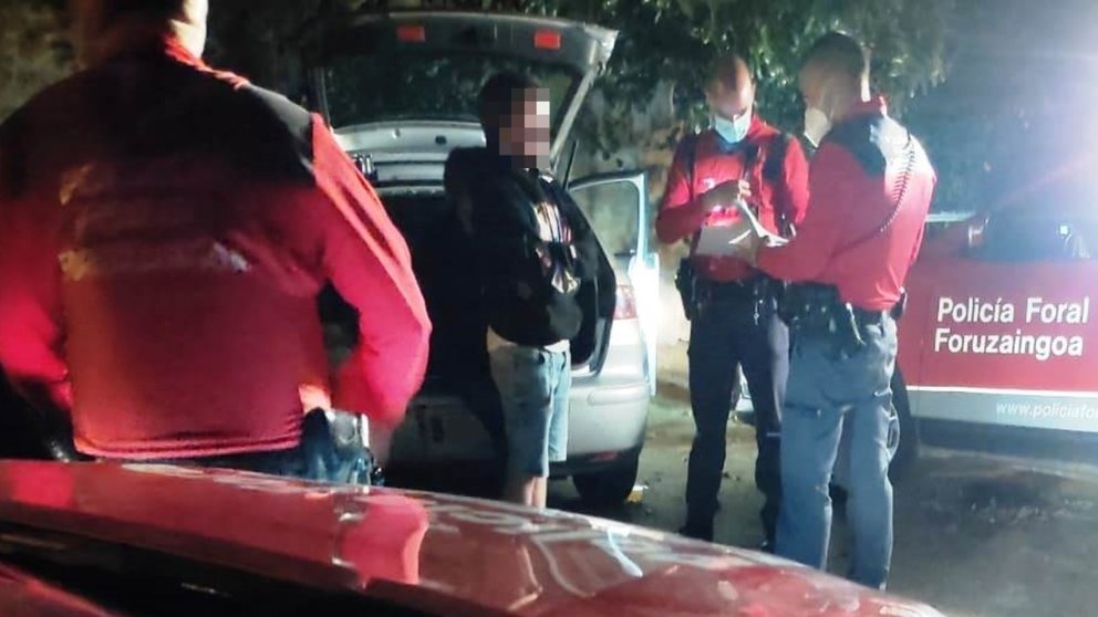 Agentes de la Policía Foral denuncian a un conductor en Miranda de Arga. TWITTER