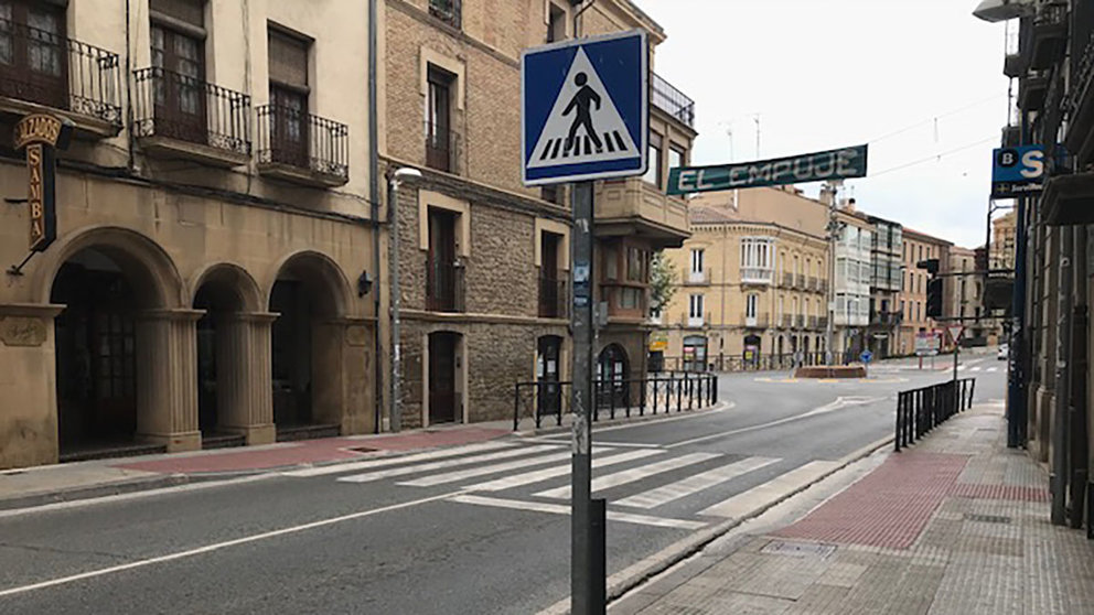 Paso peatonal de la avenida Severino Fernández de Tafalla, en la que se aplicarán mejoras de movilidad