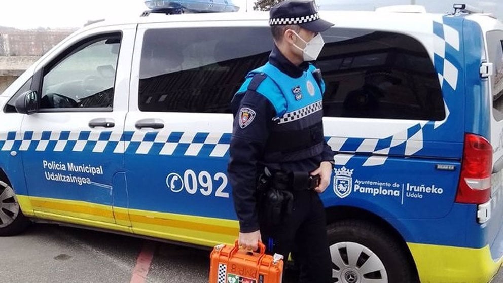 Policías municipales salvan a una persona en parada cardiaca en su domicilio de Pamplona. - POLICÍA MUNICIPAL DE PAMPLONA.