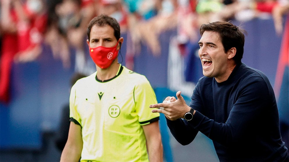 El entrenador del Rayo Vallecano, Andoni Iraola, anima a sus jugadores ante Osasuna. Efe. Jesús Diges.