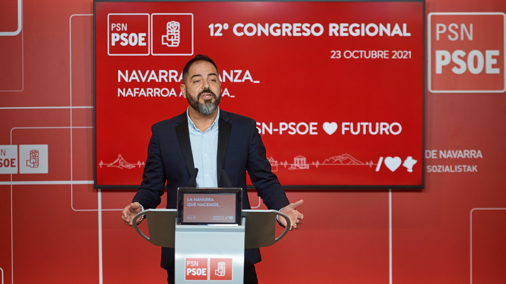 El secretario de Organización del PSN, Ramón Alzórriz, ofrece una rueda de prensa para presentar el 12º Congreso Regional del PSN. MIGUEL OSÉS