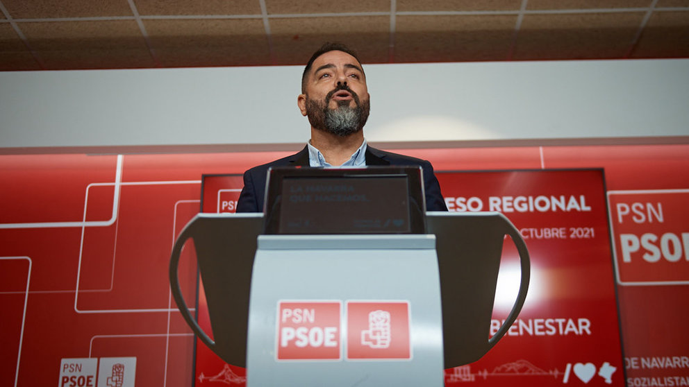El secretario de Organización del PSN, Ramón Alzórriz, ofrece una rueda de prensa para presentar el 12º Congreso Regional del PSN. MIGUEL OSÉS
