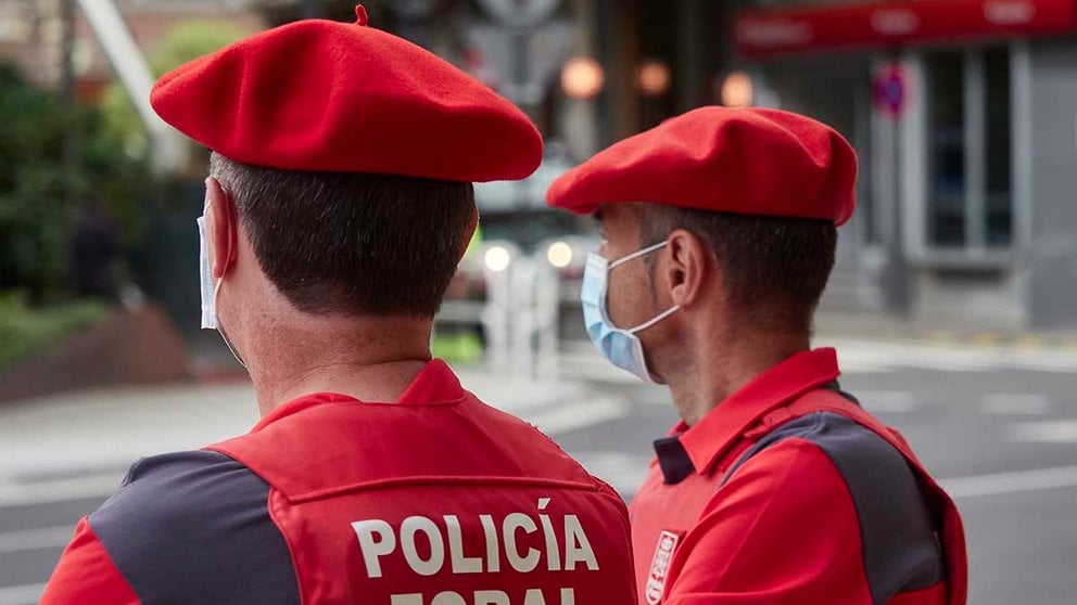 Agentes de la Policía Foral vigilan la entrada al Parlamento de Navarra donde se está celebrando una sesión plenaria, en Pamplona. Eduardo Sanz / Europa Press