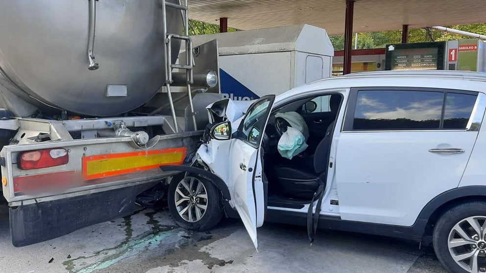 Accidente en Santesteban, en una gasolinera de la N-121. BOMBEROS DE NAVARRA