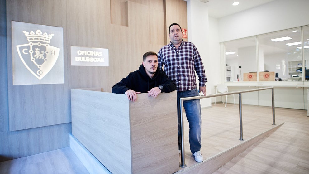 Óscar Iglesias y José Mari Iglesias Marcellán en las nuevas oficinas de Osasuna. MIGUEL OSÉS