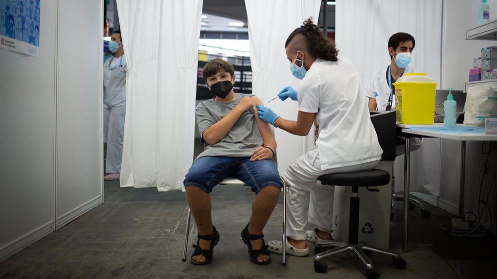 Un adolescente recibe la vacuna contra el Covid-19 en el recinto de Montjuïc de Fira de Barcelona, a 4 de agosto de 2021, en Barcelona. DAVID ZORRAKINO - EUROPA PRESS (Archivo)