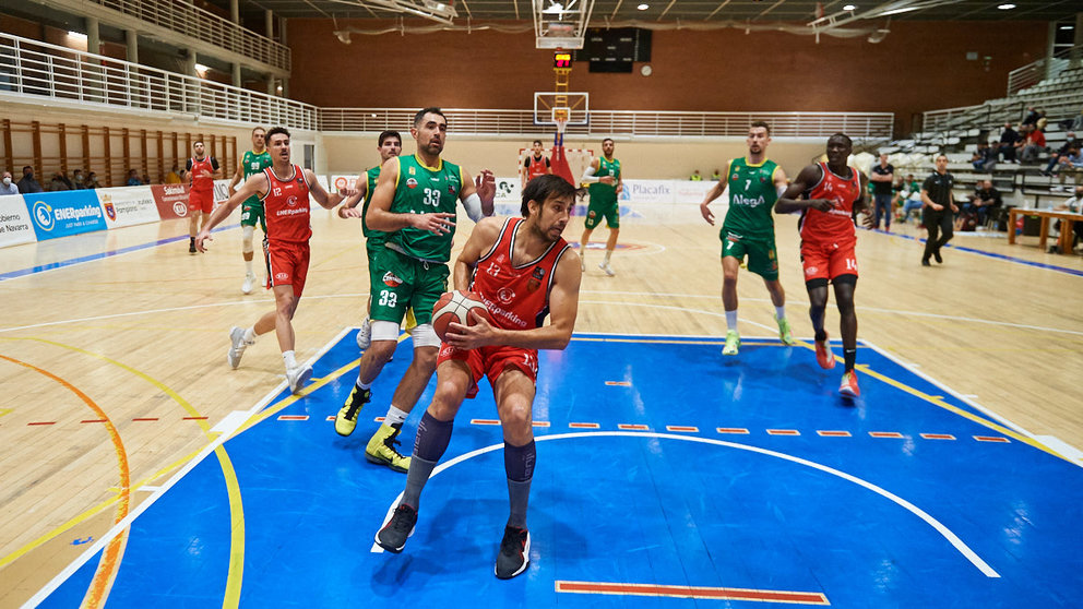 Partido de baloncesto en el Pabellón Arrosadía jugado entre el Basket Navarra y el Cantabria. MIGUEL OSÉS