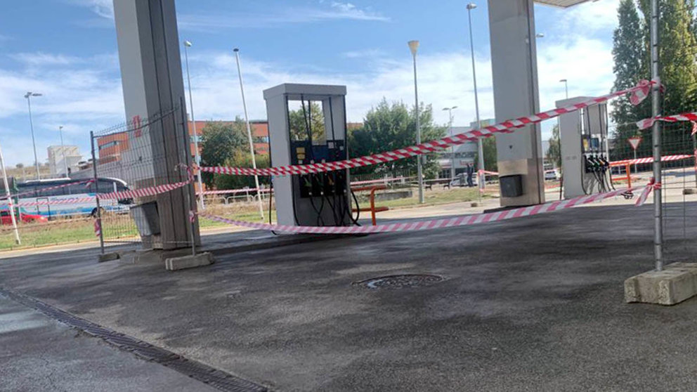 La gasolinera Galp de Cordovilla frente al edificio de los bomberos de Navarra se encuentra precintada y cerrada hasta su cambio de compañía. NAVARRA.COM