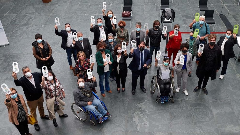 El Parlamento de Navarra se une para visibilizar la Espina Bífida e Hidrocefalia. CEDIDA