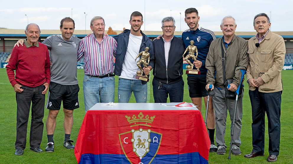 Oier Sanjurjo y David García reciben los trofeos de Osasuna veteranos. Cedida CAO.