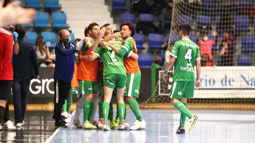 Los jugadores del equipo navarro celebran un gol al Jaén FS. Osasuna Xota