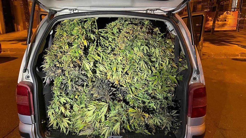 El vehículo repleto de marihuana. POLICÍA MUNICIPAL DE PAMPLONA