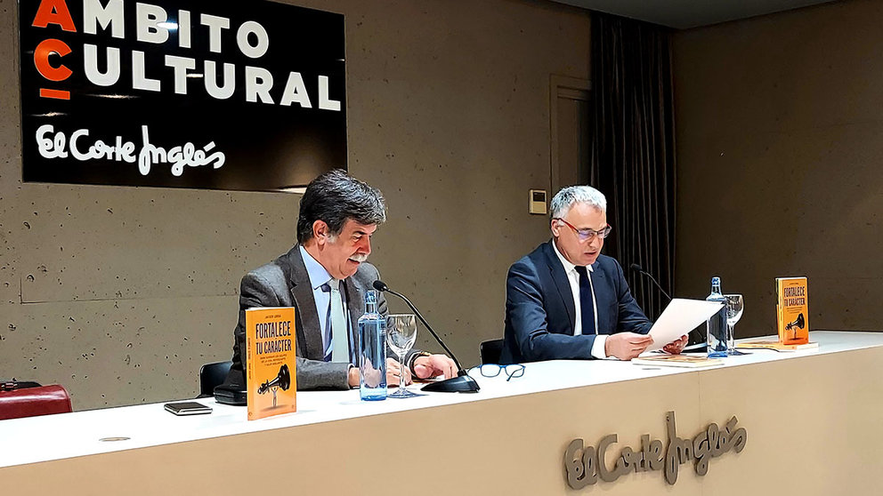 El navarro Javier Urra presenta su libro 'Fortalece el carácter' en la sala de Ámbito Cultural de El Corte Inglés, junto al Defensor del Pueblo, Javier Enériz. CEDIDA