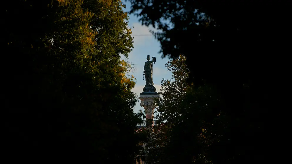 Vista del monumento a los Fueros. PABLO LASAOSA