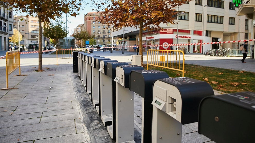 El Ayuntamiento de Pamplona coloca postes de carga para las nuevas bicicletas eléctricas. PABLO LASAOSA