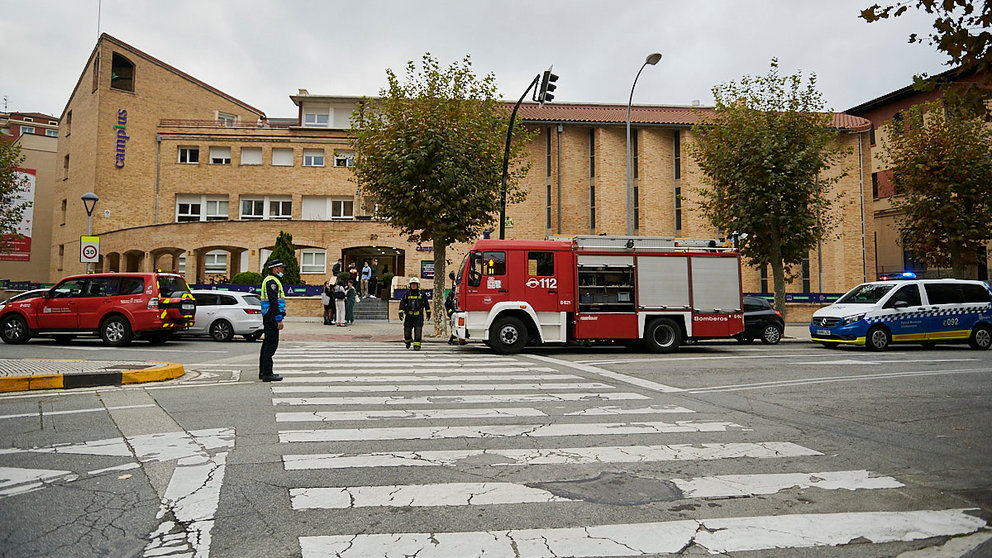 Policía municipal y bomberos intervienen en un incendio en la residencia de estudiantes de la Avenida Galicia. PABLO LASAOSA