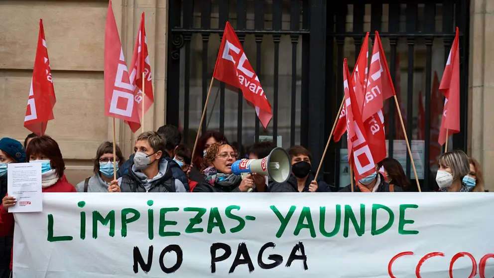 Trabajadoras de limpiezas se concentran para denunciar impagos de nóminas y vulneración de derechos a empleadas de la empresa Yaunde que prestan sus servicios en las oficinas de la Inspección de Trabajo y Seguridad Social y FOGASA. MIGUEL OSÉS