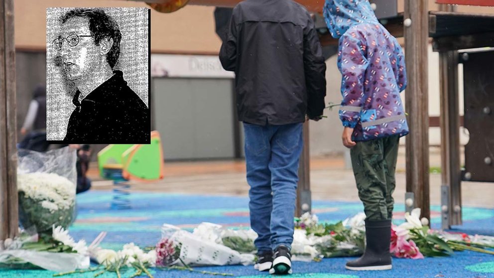Dos niños depositan flores en una concentración en el parque donde fue secuestrado un niño de 9 años. A la izquierda, la foto del acusado hace 20 años.