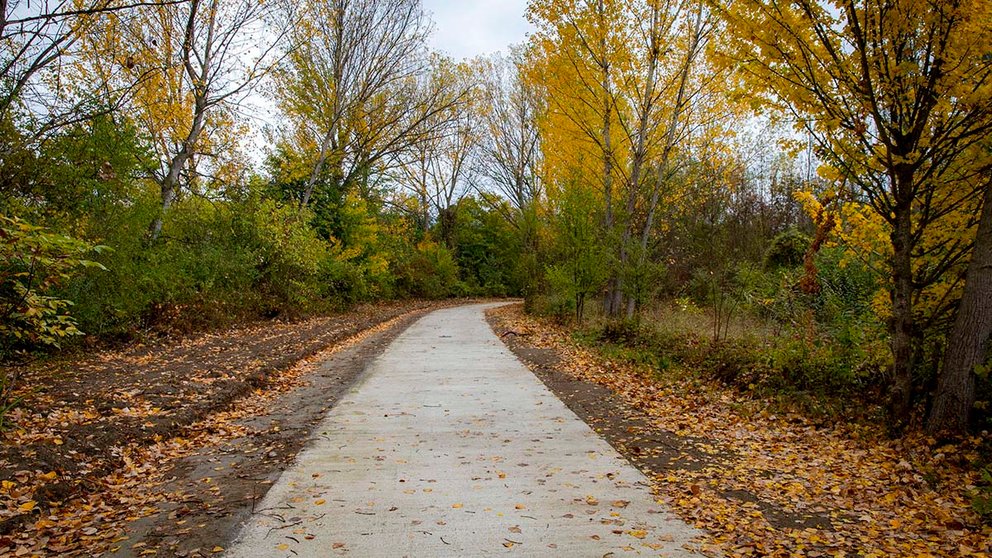 Nuevo tramo del Paseo Fluvial de la Comarca en Berroa (Huarte). JESÚS CASO