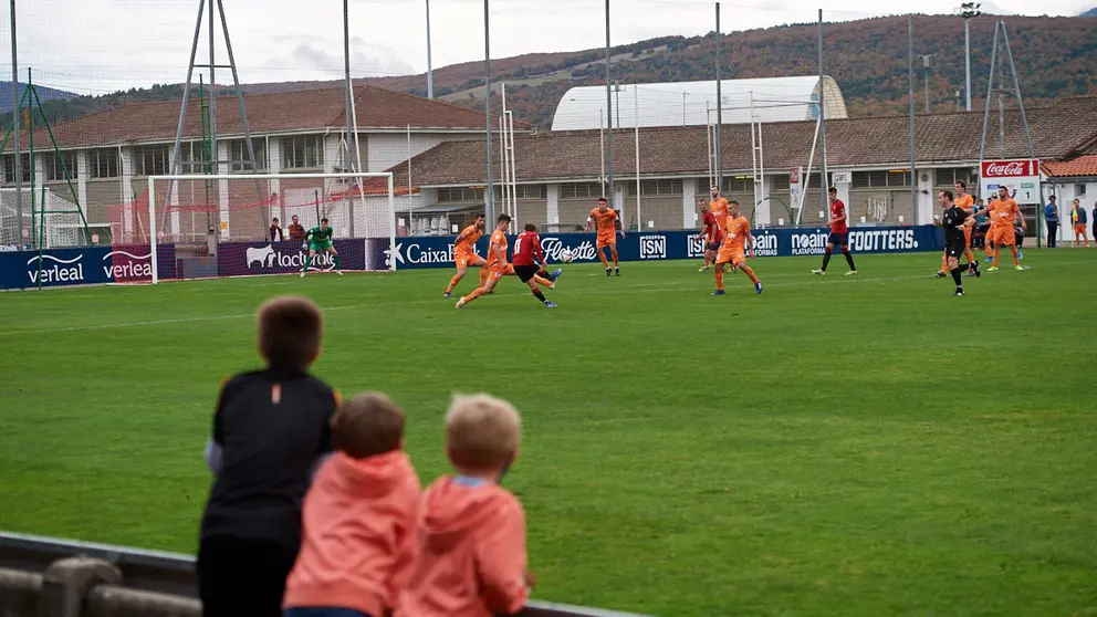 Osasuna Promesas se enfrenta a la Peña Sport en las instalaciones de Tajonar. MIGUEL OSÉS