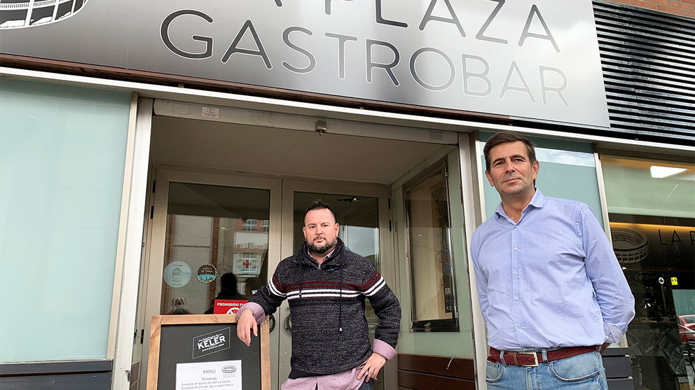Los dos socios del Gastrobar La Plaza, Santiago Salguero y José Miguel Sagredo. Navarra.com