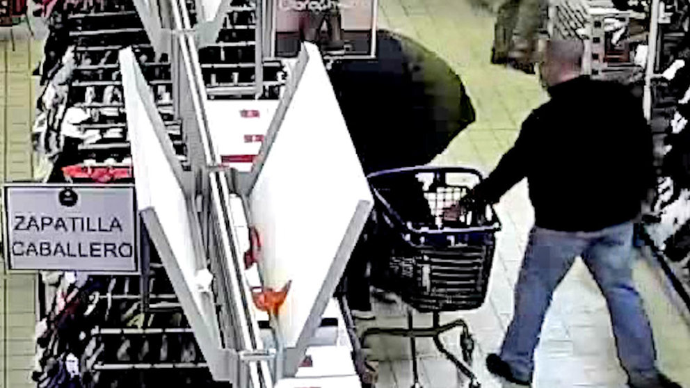 El carterista cazado durante un robo en el supermercado E.Leclerc de Pamplona. GUARDIA CIVIL