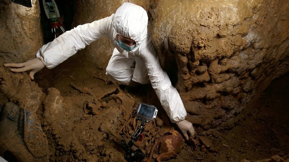 Trabajos de recuperación de los restos del 'Hombre de Loizu' en la cueva donde fueron hallados. GOBIERNO DE NAVARRA