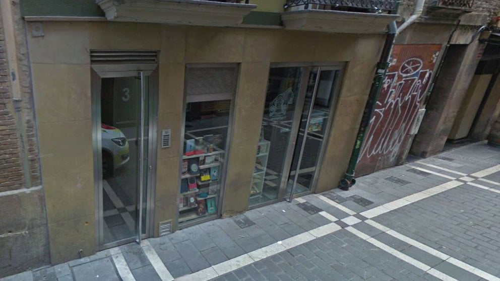 Fachada de la librería Ménades, en la calle San Gregorio de Pamplona. GOOGLE STREET