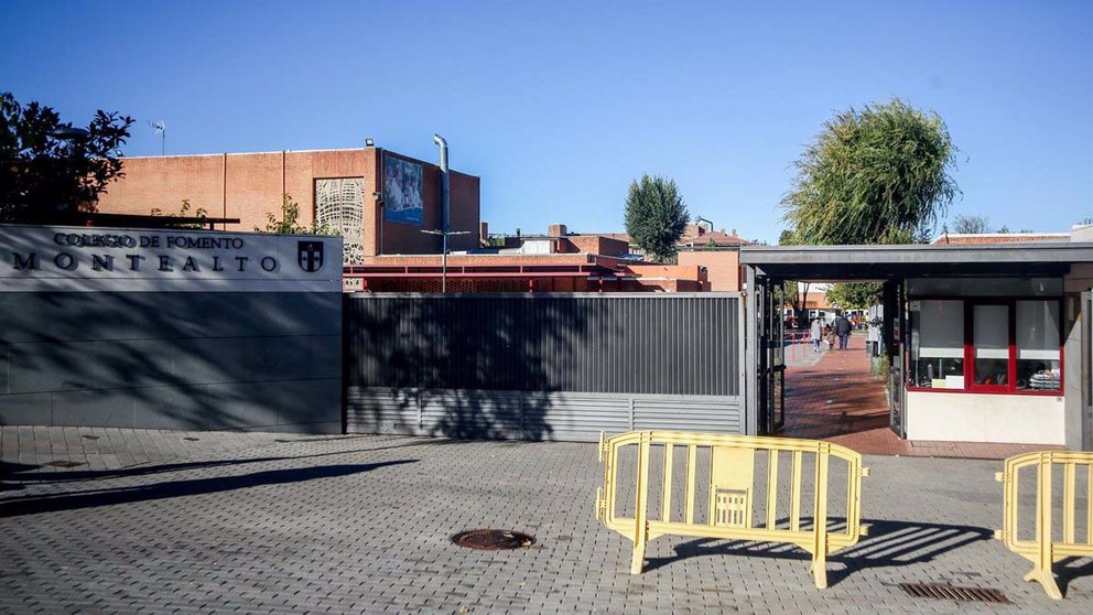 Puertas del colegio de Fomento Montealto de Madrid, donde el pasado 4 de noviembre se produjo un atropello en el que falleció una menor y otras dos resultaron heridas de gravedad. RICARDO RUBIO/EP